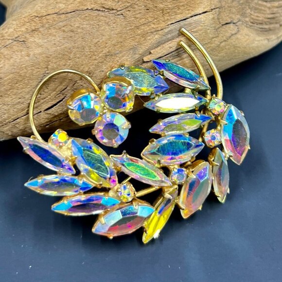 Aurora Borealis Floral Brooch - Elegant Gold-Tone brooch, Vintage 1950s - Picture 2 of 3